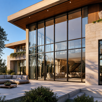 Mur vitré panoramique ALUFRONT avec larges ouvertures en verre et profils d'aluminium minimisés, mur-rideau pour designs de maisons de luxe