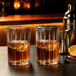 NOVARE - Vaso Mezclador de Cócteles Moderno de Vidrio sin Plomo de 730 ml, Jarra para Servir con Boquilla, Vaso Mezclador Profesional para <span class=keywords><strong>Bar</strong></span>, Coctelera Tallada - Product Image 3