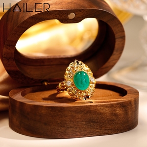 Anillo Clásico Unisex de Plata 925 con Bisel de Cabujón y Parte Trasera Plana, con Esmeralda Verde Colombiana Hidrotermal Creada en Laboratorio - Product Image 1