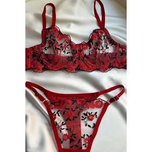 Conjunto de Lencería de Alta Calidad con Detalle de Flor Roja, Sujetador Acolchado sin Varillas con Soporte y Función Push-Up, Logotipo Bordado, Incluye Tanga - Product Image 2