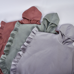 Vente en gros de serviette de plage poncho 100% coton biologique gaufré pour bébé design spécial sécurité pour enfant - Product Image 3