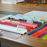 Support de Mahjong en Rotin Tressé avec Poussoir, Support de Tuiles de Mahjong Américain 2-en-1 en Acrylique Transparent Personnalisé en Usine avec Aimants