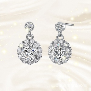 Pendientes redondos de Plata de Ley 925, con diamantes de moissanita y flores - Product Image 2