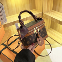 Sac fourre-tout de luxe imprimé haut de gamme pour femme, sac à cosmétiques polyvalent doublé en polyester, fermeture éclair, bandoulière unique, porté épaule ou croisé.8825
