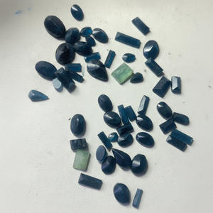 พลอยไคยาไนต์ธรรมชาติรูปทรงผสมผสานหลากหลายแบบ  งานแกะสลักเจียระไนทรงคาโบชอง  ทำด้วยมือ  เครื่องประดับสำหรับผู้หญิง - Product Image 1