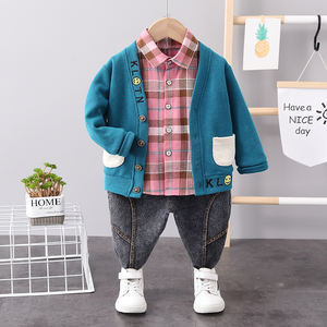 Ensemble 3 pièces de vêtements pour bébés garçons : Manteau en coton bleu et pantalon, style mode occidentale pour hommes, vente en gros - Product Image 1