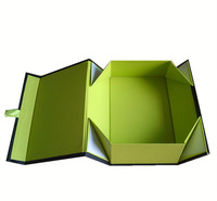 Boîte cadeau rigide en carton recyclable avec logo personnalisé, fermeture magnétique et doublure en mousse pour l'emballage des chaussettes