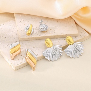 Pendientes de Joyería Personalizados, Pendientes de Acero Inoxidable Chapados en Oro para Mujer - Product Image 1