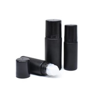 Rouleau de déodorant noir mat 30ml 50ml sur des bouteilles en verre pour l'huile essentielle huile de massage