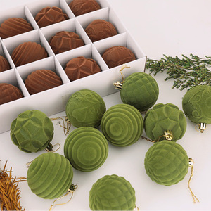 Boules de Noël en velours floqué de 6 cm, 12 pièces en boîte, décorations de Noël peintes en plastique, ornements suspendus pour arbre de Noël, décorations de fête - Product Image 3
