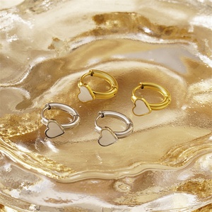 Pendientes de Aro con Corazón Esmaltado en Acero Inoxidable Chapado en Oro, Hipoalergénicos y Resistentes al Deslustre, para Mujer - Product Image 5