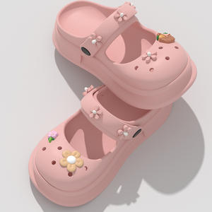 Sandalias Perforadas Florales Rosas para Mujer, Suela Suave, Pantuflas de Verano para Interiores, Cómodas y Antideslizantes para el Hogar - Product Image 1