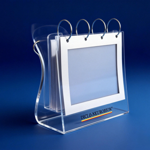 Expositor de Acrílico Transparente Personalizado al por Mayor, Soporte para Calendario con Gancho de Metal y Bolsillos de PVC - Product Image 4