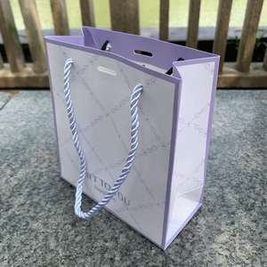 Bolsa de Papel Kraft Ecológica de Lujo, Recién Llegada, con Laminado Mate, Gruesa y Resistente, para Ropa, Compras, Regalos, con Logotipo, Color Rosa - Product Image 3