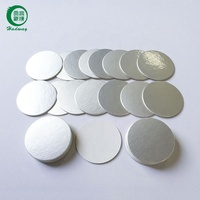 Voedselverpakkingen met inductiefolie verzegeling, kartonnen achterkant en aluminiumfolie voering.
