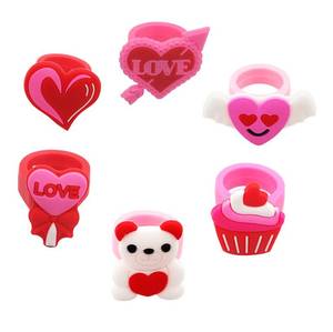 Bán Buôn Valentine Của Ngày Phim Hoạt Hình Nhẫn Với Mô Hình Khác Nhau PVC Mềm Trái Tim Bánh Chăm Sóc Gấu Vòng Đồ Chơi Cho Bán Hàng Tự Động Viên Nang Máy - Product Image 1