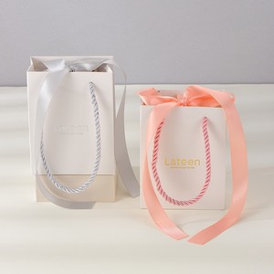 Nouveauté : Sacs cadeaux en papier blanc pour bijoux et cosmétiques, sacs à poignée personnalisés avec logo et ruban - Product Image 4