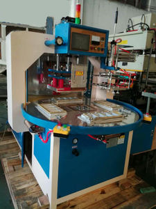 Machine de scellage et de découpe automatique à haute fréquence pour emballages à clapet, avec logo crocodile, emblème d'équipe de football, badge - Product Image 4