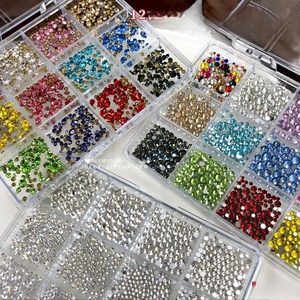 Juego de Joyería para Uñas con Pedrería de Fondo Plano de 12 Rejillas, Novedad, Diamantes Redondos Blancos de Fondo Plano para Uñas, Venta al por Mayor - Product Image 1
