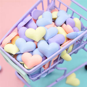 Nouveauté : Pendentif miniature en résine peint à la main sur le thème de Noël, idéal pour les créations DIY et les projets artistiques. - Product Image 5