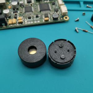 UTPT2210 Buzzer à technologie piézoélectrique 22 mm, boîtier plastique noir, trou central circulaire, trois projections, broches PC, alarmes, sirènes - Product Image 2