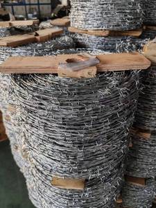 Fil de fer barbelé galvanisé électrique argenté de haute qualité, fourni par l'usine, 200-300 m, type bobine, pour clôture, usage en prison et contre les cambrioleurs - Product Image 3