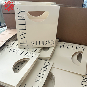 Bolsas de Joyería Estilo Baoren en Stock, Bolsas de Papel de Alta Gama con Sensación de Armadura, Bolsas de Embalaje al por Mayor de Cartulina Blanca Personalizadas - Product Image 4