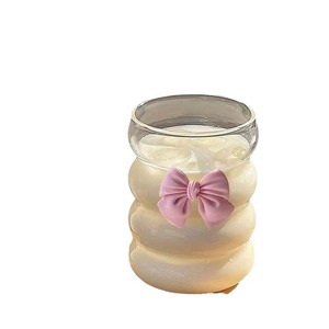Graziosa Tazza in Vetro Resistente alle Alte Temperature con Fiocco e Cannuccia Creativa per Uso Domestico, Coperchio in Bambù per Succhi, Bevande, Latte e Tè - Product Image 5