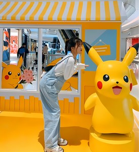 Statue de Pikachu grandeur nature en fibre de verre pour intérieur, sculpture moderne en résine de personnage de <span class=keywords><strong>dessin</strong></span> <span class=keywords><strong>animé</strong></span> Pokémon avec peinture de style folklorique - Product Image 1