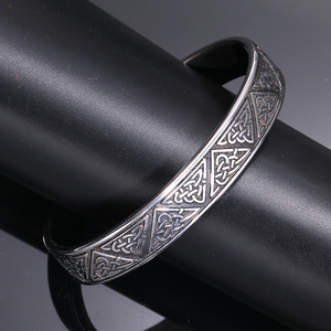 Pulsera de Acero de Titanio para Hombre, Estilo Nórdico Retro Punk Vikingo, con Brújula Celta, Joyería de Mano de Alta Calidad, Venta al Por Mayor - Product Image 4