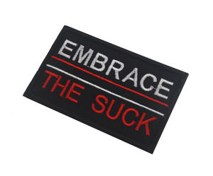 ブラック生地レッドレターラベル刺繍パッチ<span class=keywords><strong>EMBRACE</strong></span> <span class=keywords><strong>SUCK</strong></span>アウトドア戦術ラベルTシャツ帽子バッグ用縫い付けパッチDIY - Product Image 4