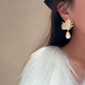 Orecchini Pendenti a Farfalla con Perle Simulate e Zirconi per Donne, Gioielli Eleganti da Festa alla Moda - Product Image 2