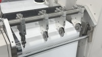 Máquina de troquelado digital compacta de etiquetas adhesivas con alimentación por rollo GIPENG PLC, cabezales de corte duales, escaneo visual CCD, pantalla táctil