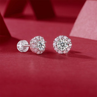 Anting-anting stud perak S925 dengan batu moissanite bulat bertahtakan berlian, desain liontin bunga untuk wanita