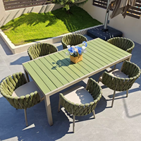 Ensemble de table et chaises de salle à manger carrées modernes pour l'extérieur avec plateau en bois grainé vert, cadre en aluminium, imperméable, pour jardin et balcon