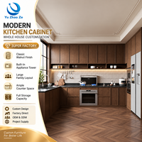 Meuble de cuisine moderne sur mesure en bois massif avec tour d'appareils intégrée et rangement complet pour projet de villa