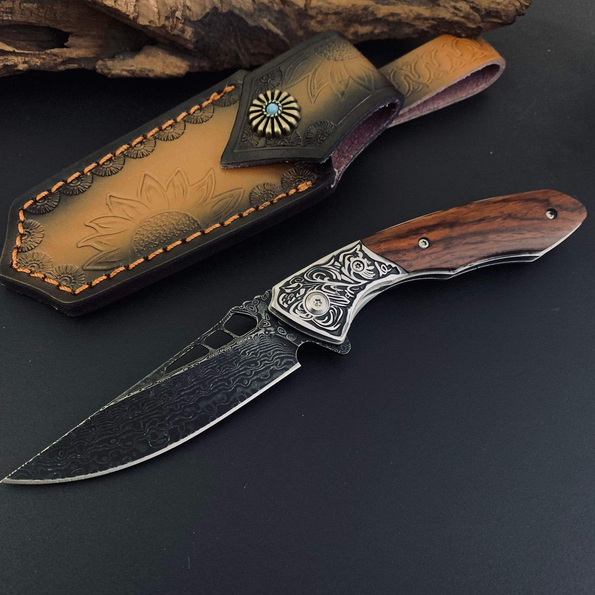 avec un étui en cuir