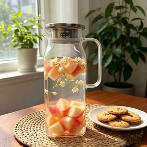 Grande carafe en verre résistant à <span class=keywords><strong>la</strong></span> chaleur avec poignée et couvercle, idéale pour le thé glacé, le café et les boissons froides ou chaudes, à conserver dans le réfrigérateur. - Product Image 3