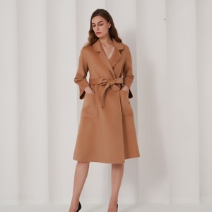 Manteau long élégant et luxueux en laine, fait main, sur mesure, à double boutonnage, coupe ajustée pour femme, hiver 2025 - Product Image 1