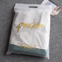Sacs de shopping en plastique givré avec logo personnalisé, poignée découpée et fermeture à glissière pour l'emballage de manteaux et de cadeaux