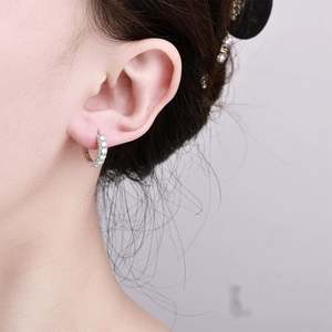 Pendientes de Aro Huggie de Plata de Ley 925 con Anillo de Diamantes Completos para Mujer, Pendientes de Plata Pura con Moissanita - Product Image 3