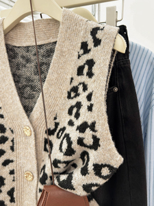Gilet pull sans manches pour femme, col en V, boutonné, imprimé léopard, tricoté ample, style rétro, pour l'automne et l'hiver, vêtement d'extérieur pour superposition - Product Image 5