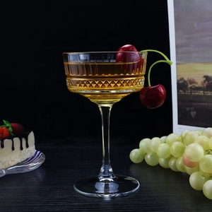 Copa de Cóctel Moderna de Cristal de 260 ml, Copa de Martini con Borde Acordonado, Copas con Tallo Margaret, Copas Únicas para Mezclar Bebidas para Bares, Restaurantes y Eventos - Product Image 1