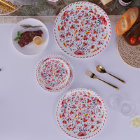 Ensemble d'assiettes de luxe en porcelaine fine de forme florale rouge 4 pièces ensemble de dîner désherbage plaque de chargeur pour événement et restauration et location