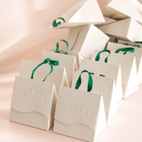 Boîte cadeau pliable triangulaire, emballage plat en une seule pièce avec poignée, logo personnalisé, écologique, pour bonbons, desserts, pâtisseries, directement de l'usine