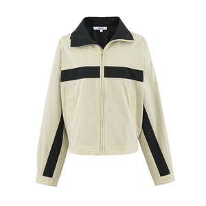 Veste courte beige sur mesure pour femme 2026, col mandarin, coupe ajustée, manches longues, fermeture éclair sur le devant, avec poches, fabrication OEM par une usine chinoise - Product Image 1