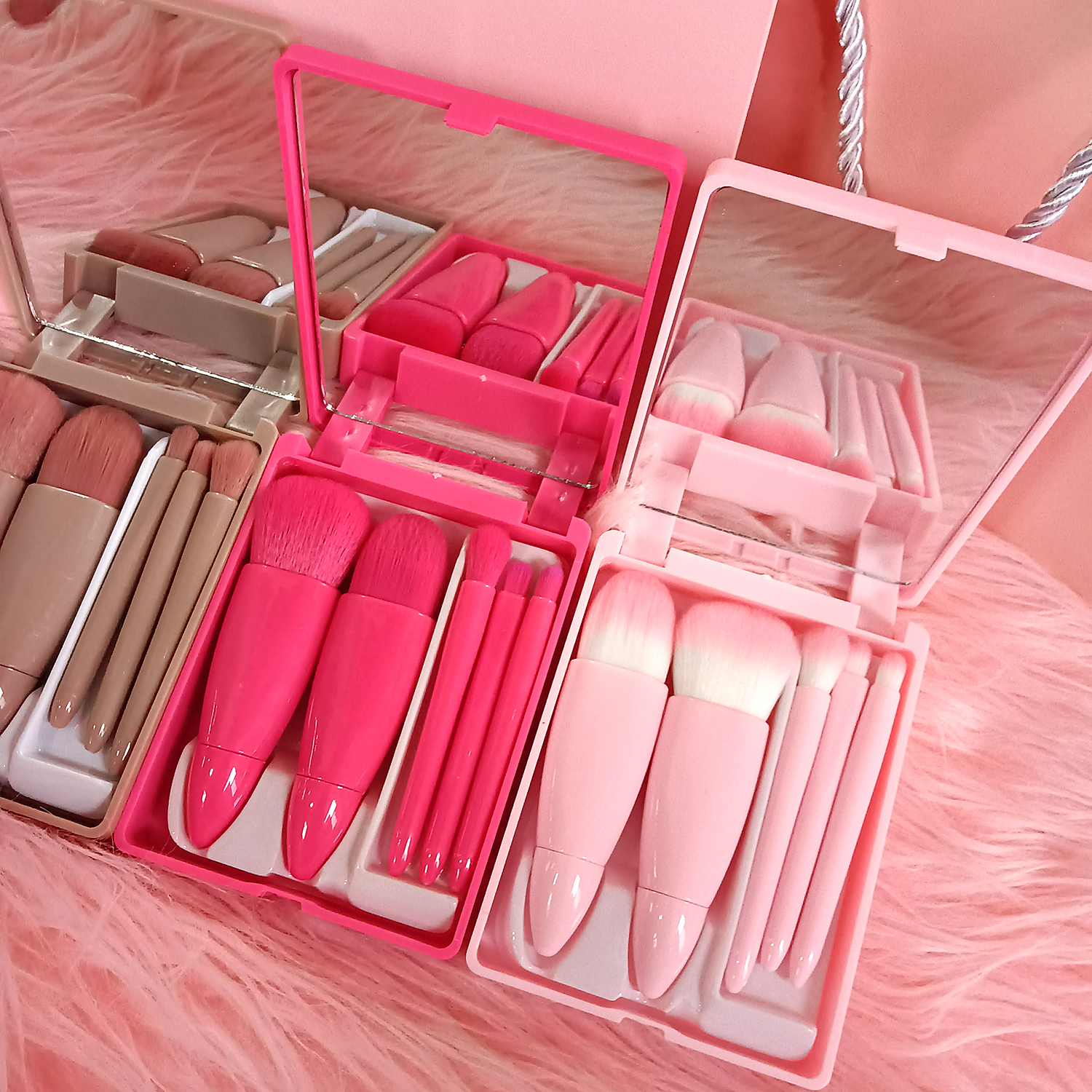 แปรงเดินทางสีชมพูอ่อน