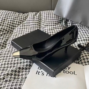Zapatos de tacón alto de cuero negro brillante con punteras metálicas, tacones puntiagudos y delgados, estilo femenino, punta poco profunda, zapatos individuales para mujer. - Product Image 3