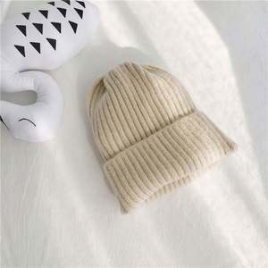 Topi Beanie Rajut Wanita Berkualitas Tinggi Warna-warni Custom Lipat dengan Bordir 3D untuk Penggunaan di Pantai & Bisnis - Product Image 3