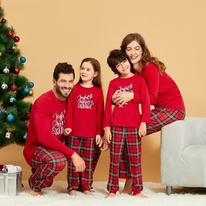 Pyjamas de Noël personnalisés Joyful Merry Blessed, haut rouge et pantalon à carreaux noirs, ensemble de pyjamas assortis pour la famille, vêtements de nuit pour les fêtes, livraison directe - Product Image 1